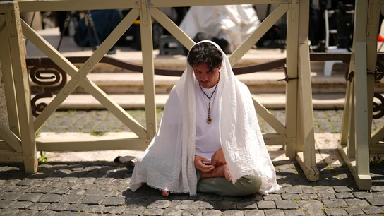 Un hombre reza mientras espera a que de inicio el cónclave junto a la vaya de la plaza de San Pedro. Un hombre reza mientras espera a que de inicio el cónclave junto a la vaya de la plaza de San Pedro.