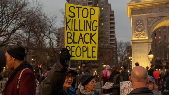 Los neoyorquinos se reúnen en Washington Square Park para la manifestación de Tyre Nichols. Los neoyorquinos se reúnen en Washington Square Park para la manifestación de Tyre Nichols.