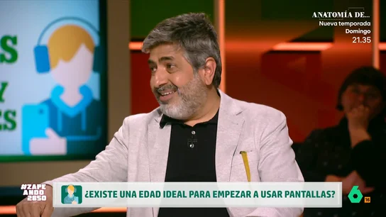 El psicólogo Arun Mansukhani desvela la edad ideal para empezar a usar pantallas: "Cuanto más tarde, mejor" ¿Existe una edad ideal para empezar a usar las pantallas? Arun Mansukhani reflexiona en este vídeo sobre esta cuestión y se muestra tajante sobre lo de poner a los niños delante del móvil: "Es un disparate que hay que pararlo".