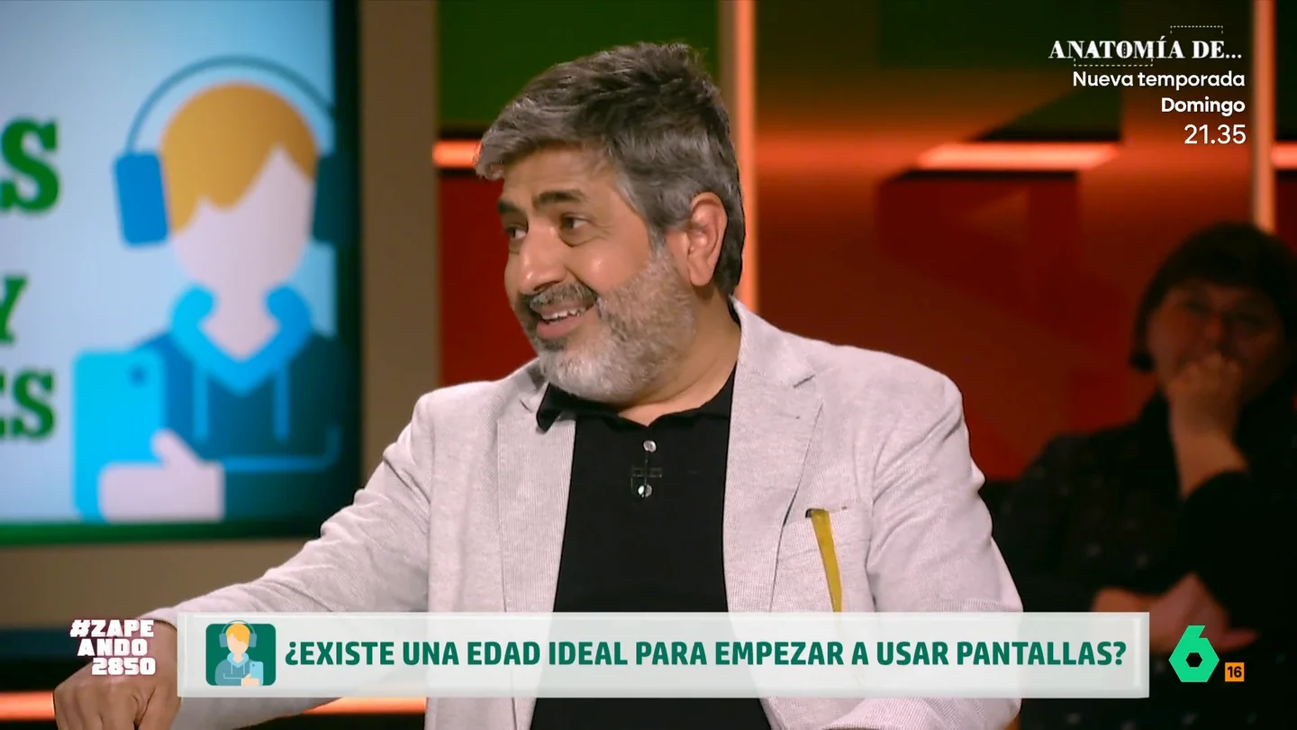 El psicólogo Arun Mansukhani desvela la edad ideal para empezar a usar pantallas: "Cuanto más tarde, mejor" ¿Existe una edad ideal para empezar a usar las pantallas? Arun Mansukhani reflexiona en este vídeo sobre esta cuestión y se muestra tajante sobre lo de poner a los niños delante del móvil: "Es un disparate que hay que pararlo".