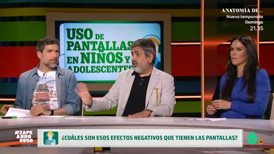 "La salud mental empeoró cuando se extendió el smartphone": Arun Mansukhani explica los efectos negativos de las pantallas Arun Mansukhani explica en este vídeo cuáles son los efectos negativos que tienen las pantallas en los jóvenes, entre los que destaca el aislamiento, el decrecimiento de la empatía o el denominado "grupo social único".