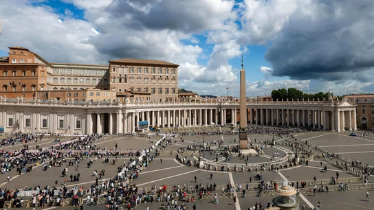La plaza de San Pedro, durante el segundo día del cónclave en el Vaticano La plaza de San Pedro, durante el segundo día del cónclave en el Vaticano