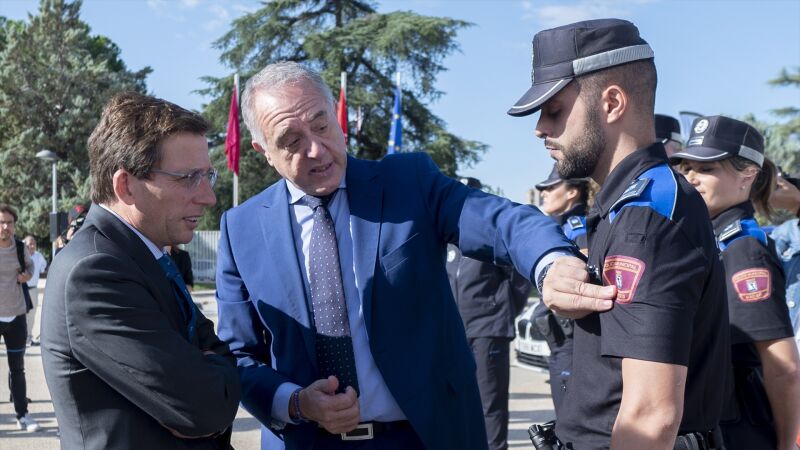 Pablo Enrique Rodríguez, jefe de la Policía Municipal de Madrid, junto con Martínez-Almeida y un agente