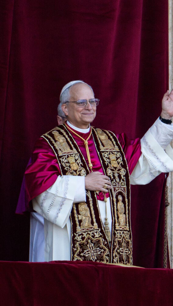 El nuevo papa León XIV saluda desde el balcón de San Pedro.