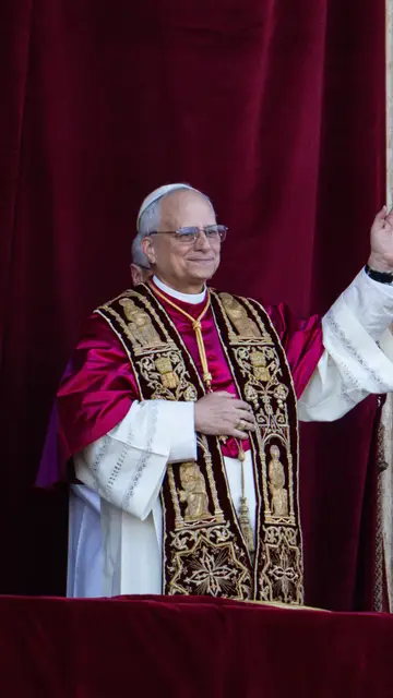 El nuevo papa León XIV saluda desde el balcón de San Pedro. El nuevo papa León XIV saluda desde el balcón de San Pedro.