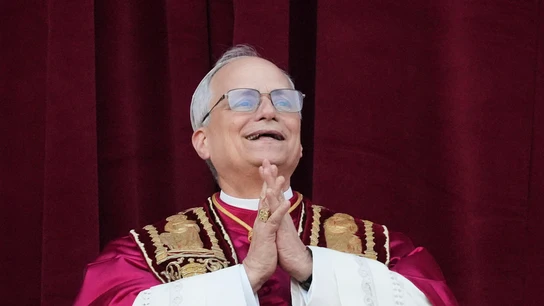El papa León XIV sonríe desde el balcón de San Pedro tras su nombramiento. El papa León XIV sonríe desde el balcón de San Pedro tras su nombramiento.