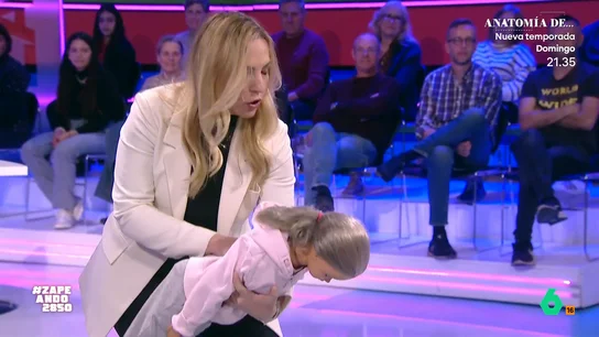 ¿Qué debemos hacer si un niño se atraganta? Lucia Galán indica cómo debemos actuar La pediatra explica que el modo de actuar es diferente en función de la edad del niño. Además, expone que el primer paso, siempre, es llamar al servicio de emergencias.