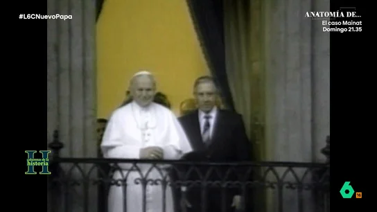 Las sombras de Juan Pablo II: de formar parte de los 'tres tenores' de la revolución conservadora a su complicidad con Pinochet laSexta Columna analiza en este vídeo la controvertida figura del papa Juan Pablo II, desde su anticomunismo que le llevó a participar activamente en el fin de la URSS a la intrahistoria de su polémica foto con el dictador Augusto Pinochet.