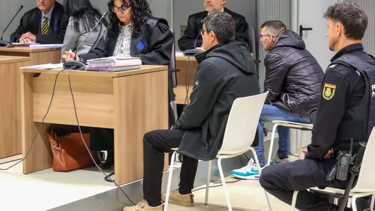 Los acusados de matar a un hombre en Viniegra le dieron un tiro y le remataron con 20 pedradas. Los acusados de matar a un hombre en Viniegra le dieron un tiro y le remataron con 20 pedradas.
