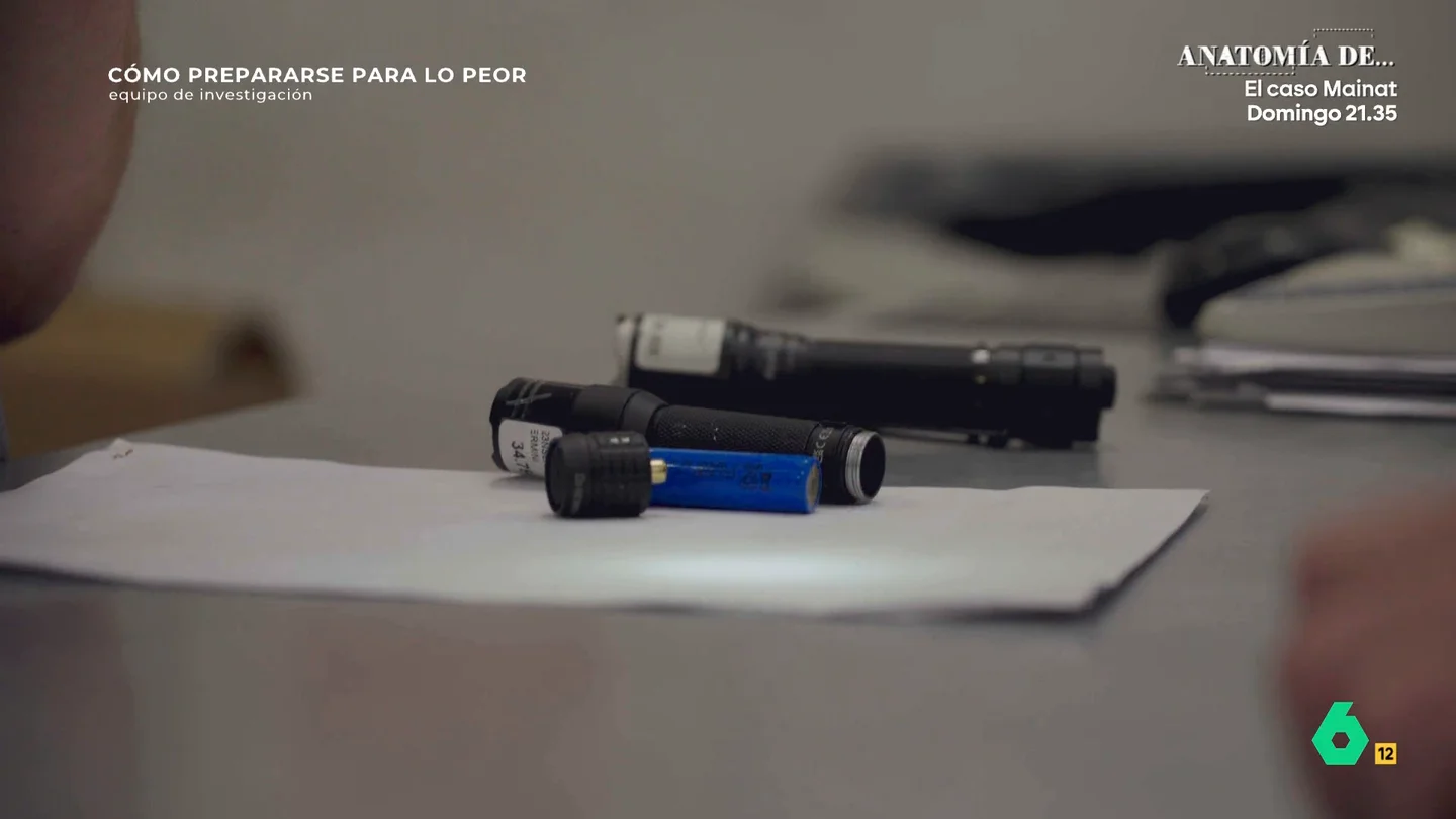El 'loco' precio que paga un hombre por una linterna tras el apagón El 'loco' precio que paga un hombre por una linterna tras el apagón
