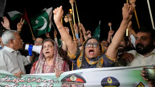 Ciudadanos de India celebran el alto el fuego con Pakistán. Ciudadanos de India celebran el alto el fuego con Pakistán.