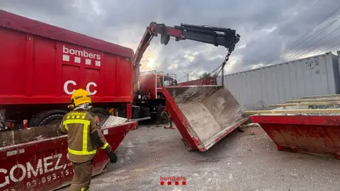 Bomberos trabajan en retirar los restos de la fábrica incendiada en Barcelona. Bomberos trabajan en retirar los restos de la fábrica incendiada en Barcelona.