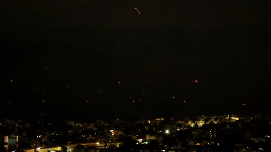 India denuncia varias explosiones en Cachemira horas después del alto el fuego con Pakistán. India denuncia varias explosiones en Cachemira horas después del alto el fuego con Pakistán.