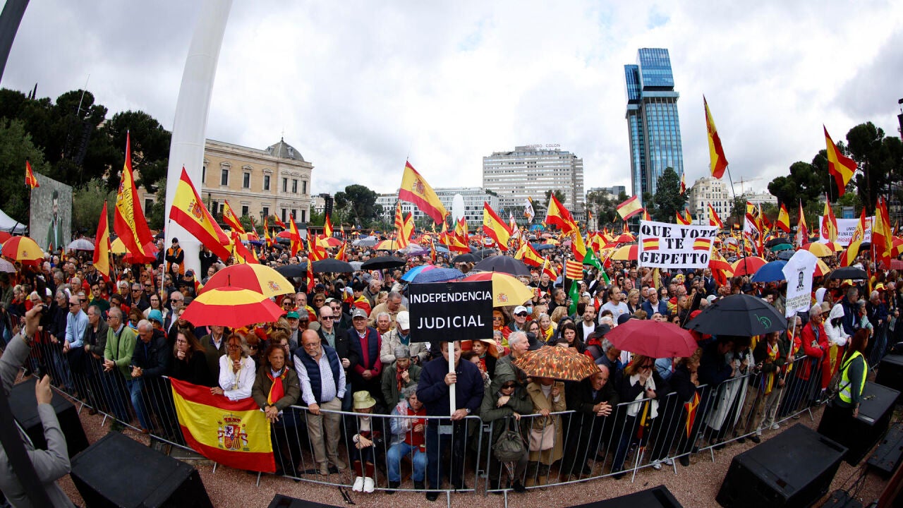 PP y Vox unen fuerzas en una manifestación contra Pedro Sánchez y un  "Gobierno fallido"