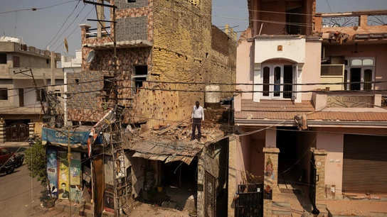 Un hombre se sitúa encima de los daños de un ataque pakistaní en India Un hombre se sitúa encima de los daños de un ataque pakistaní en India