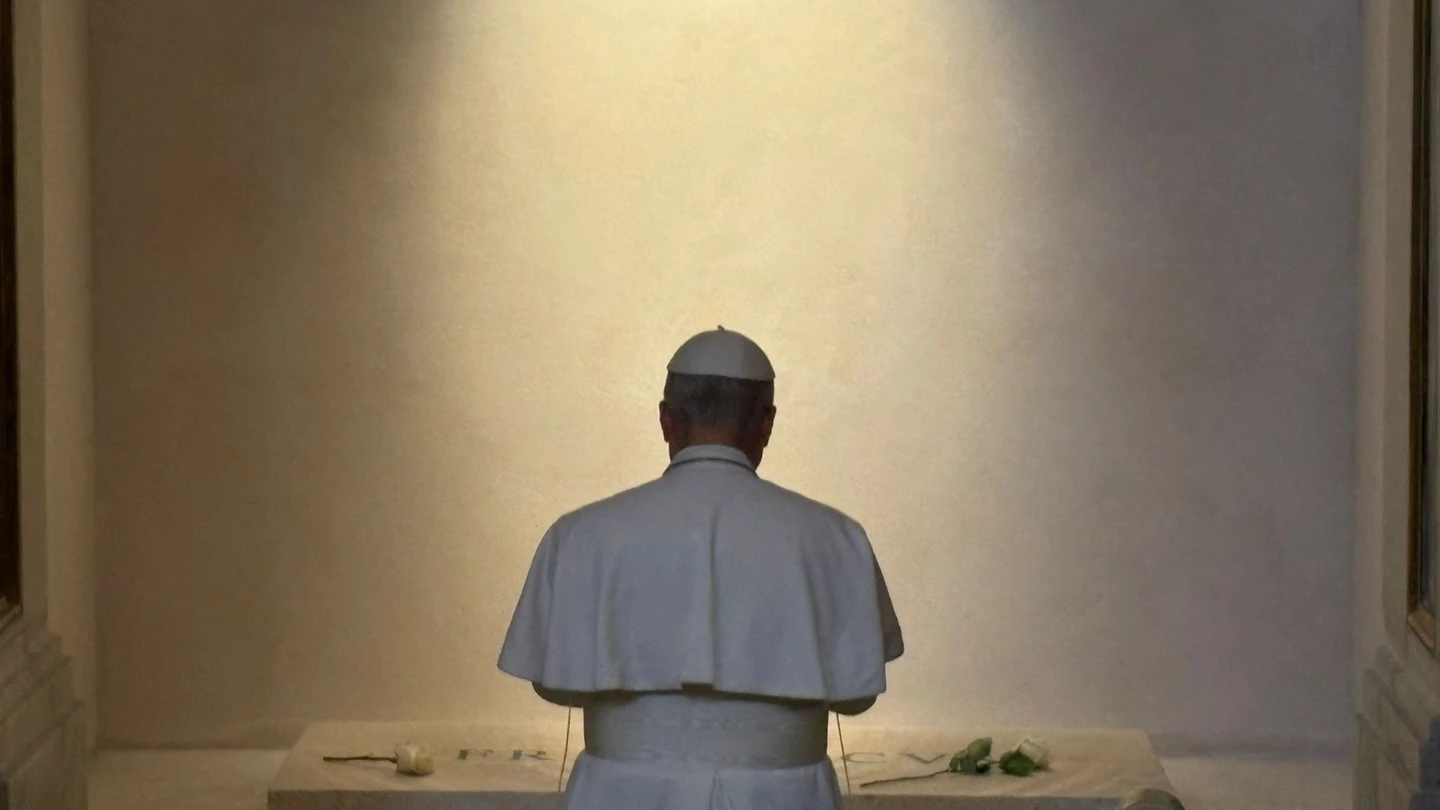 El papa León XIV reza en la tumba de Francisco El papa León XIV reza en la tumba de Francisco