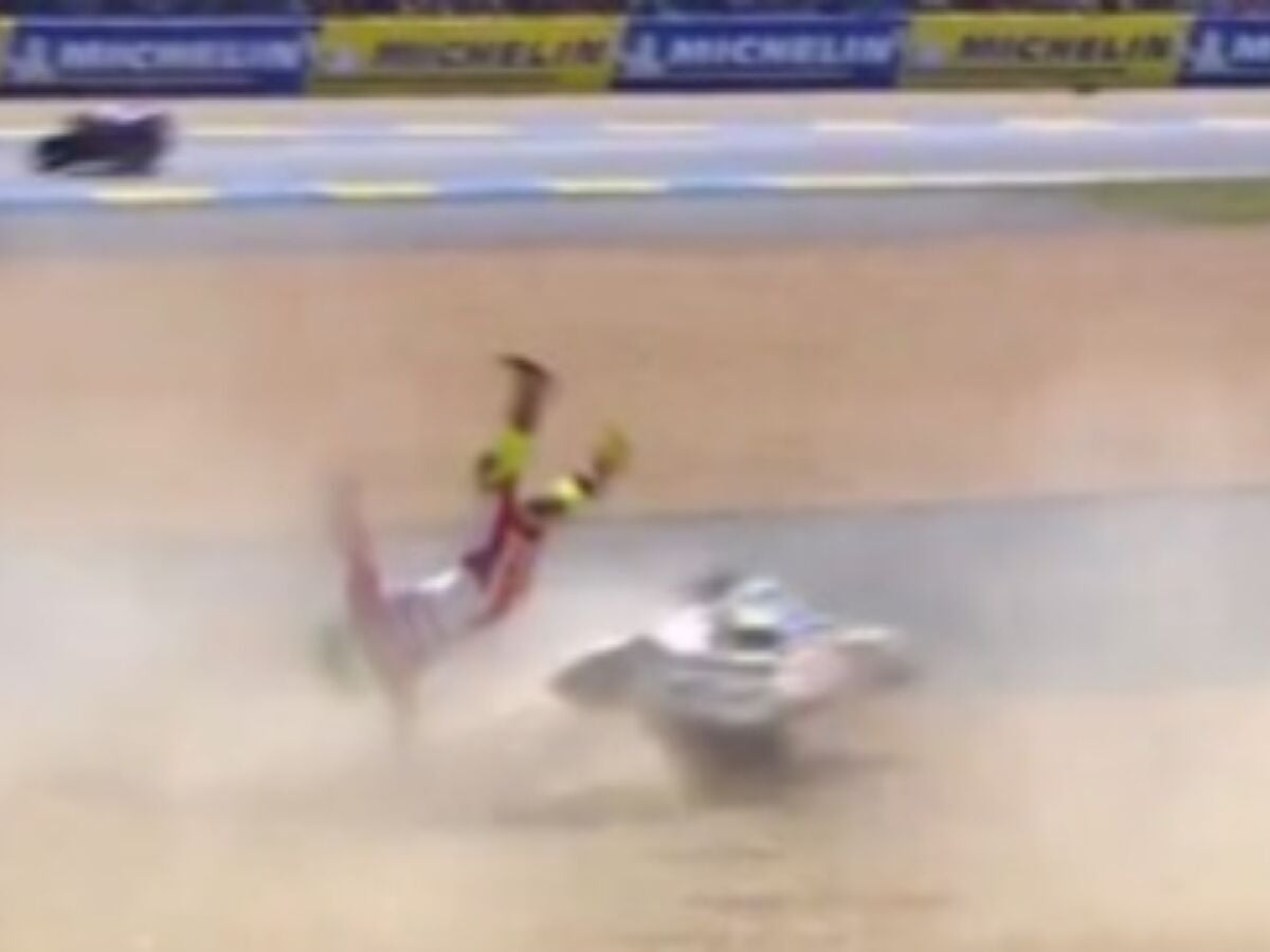 Escalofriante caída en MotoE: atropellan a un piloto después de que se  levantara tras caerse