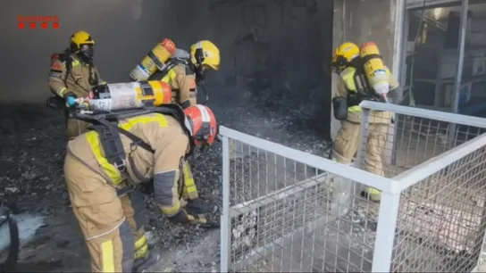 Bombers trabajan en el incendio de una fábrica en Barcelona. Bombers trabajan en el incendio de una fábrica en Barcelona.