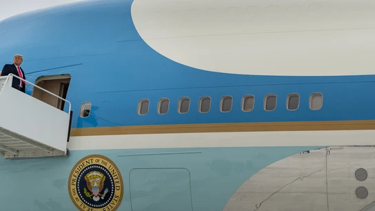 Donald Trump en un avión del Ejército de los Estados Unidos Donald Trump en un avión del Ejército de los Estados Unidos