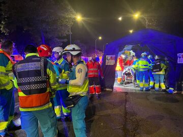 Los servicios sanitarios trabajando tras el atropello múltiple que dejó cuatro muertos en una boda en Torrejón de Ardoz (Madrid)