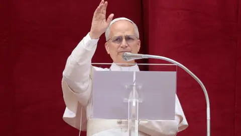El papa León XIV ofrece su primer rezo desde el balcón central de San Pedro. El papa León XIV ofrece su primer rezo desde el balcón central de San Pedro.
