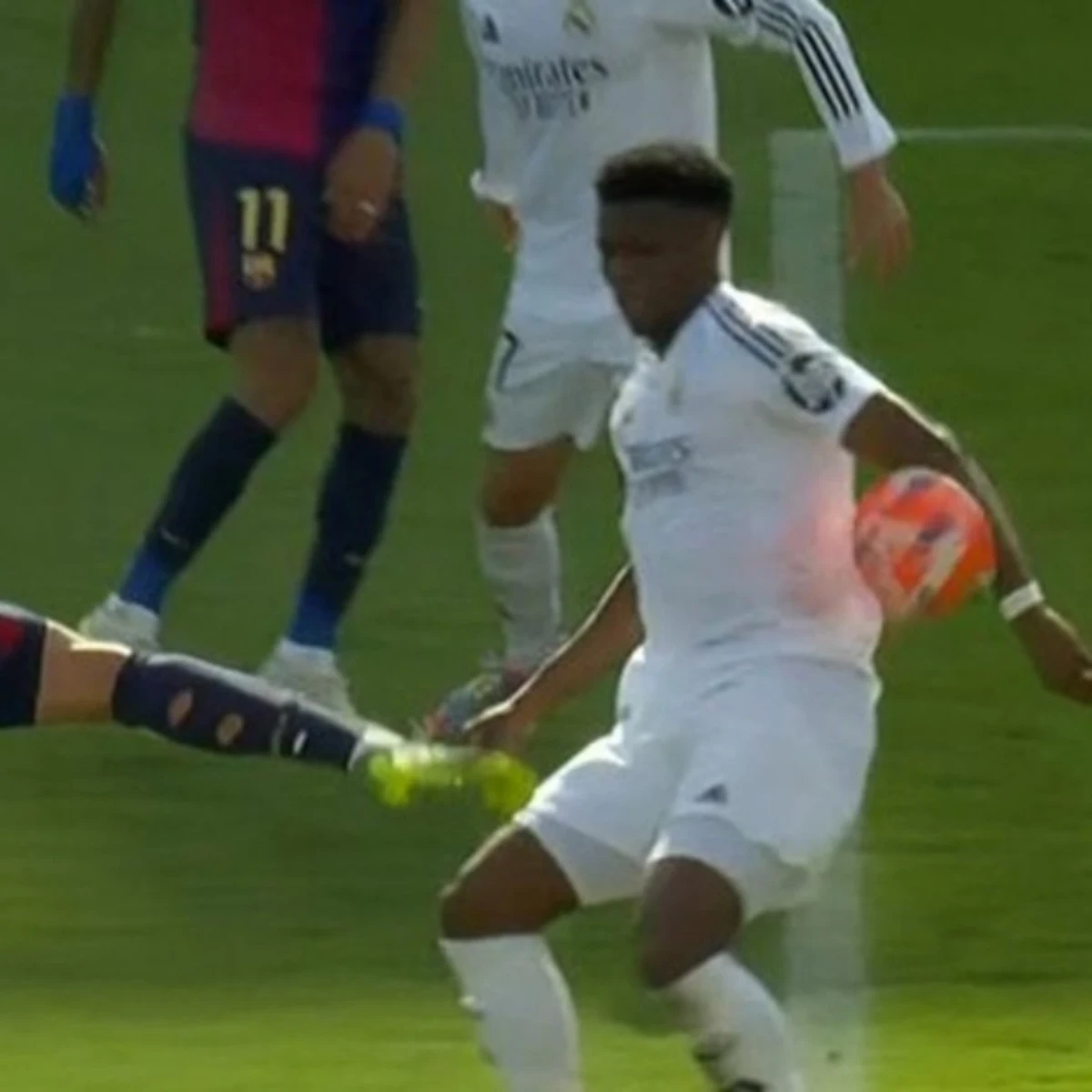 Polémica en el Clásico: ¿Fue mano de Tchouameni a disparo de Ferran Torres?