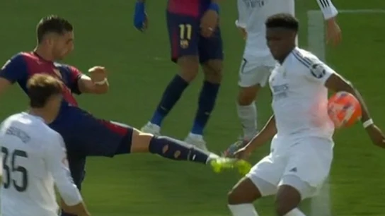 Polémica en el Clásico: ¿Fue mano de Tchouameni a disparo de Ferran Torres? Polémica en el Clásico: ¿Fue mano de Tchouameni a disparo de Ferran Torres?