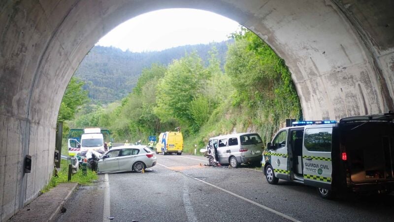 Once heridos, siete de ellos menores, en un choque frontal entre dos turismos en Piloña (Asturias)