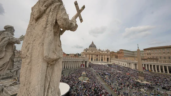 La plaza de San Pedro, durante el rezo del Regina Coeli, el primero del papa León XIV La plaza de San Pedro, durante el rezo del Regina Coeli, el primero del papa León XIV