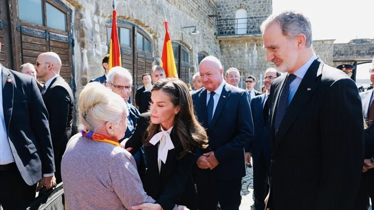 Los Reyes rinden homenaje a las víctimas españolas de Mauthausen en el 80 aniversario de la liberación del campo Los Reyes rinden homenaje a las víctimas españolas de Mauthausen en el 80 aniversario de la liberación del campo