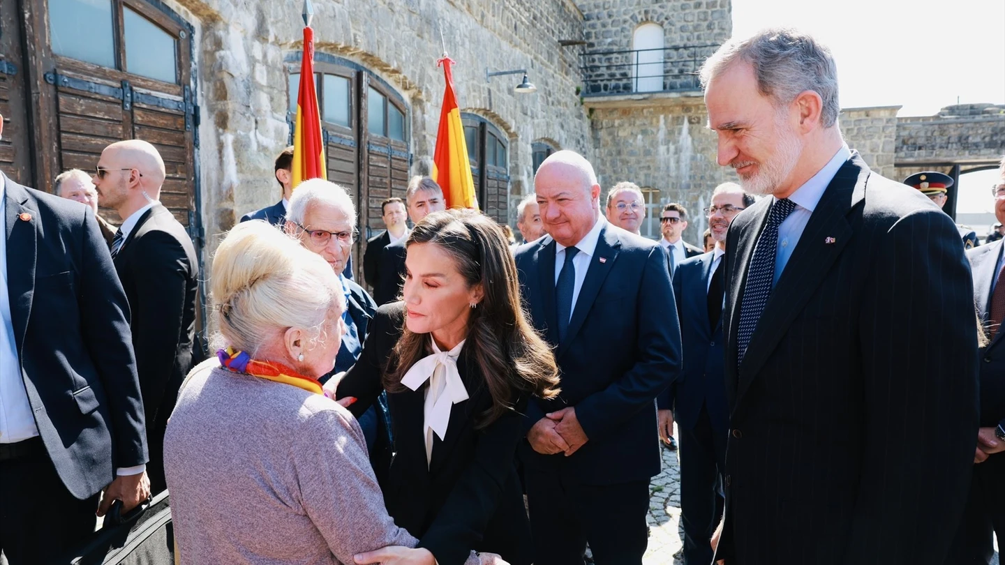 Los Reyes rinden homenaje a las víctimas españolas de Mauthausen en el 80 aniversario de la liberación del campo Los Reyes rinden homenaje a las víctimas españolas de Mauthausen en el 80 aniversario de la liberación del campo