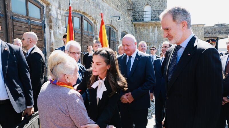Los Reyes rinden homenaje a las víctimas españolas de Mauthausen en el 80 aniversario de la liberación del campo
