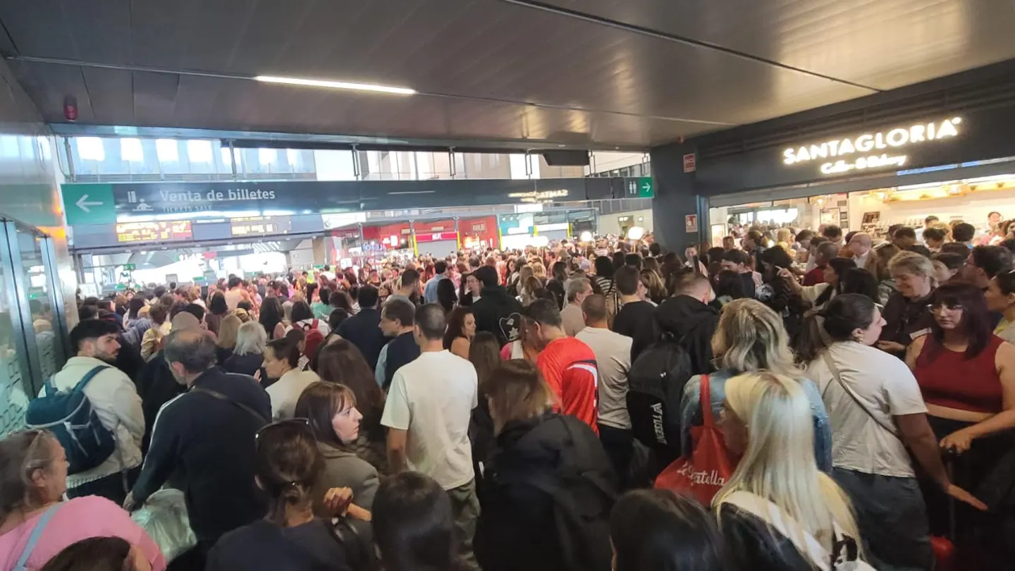 Cientos de personas esperan en la estación sevillana de Santa Justa Cientos de personas esperan en la estación sevillana de Santa Justa