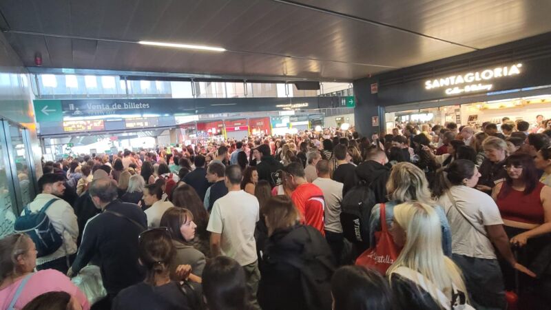 Cientos de personas esperan en la estación sevillana de Santa Justa