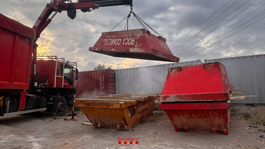 Los bomberos no prevén extinguir este domingo el incendio que ha obligado a confinar cinco municipios de Barcelona y Tarragona Los bomberos no prevén extinguir este domingo el incendio que ha obligado a confinar cinco municipios de Barcelona y Tarragona