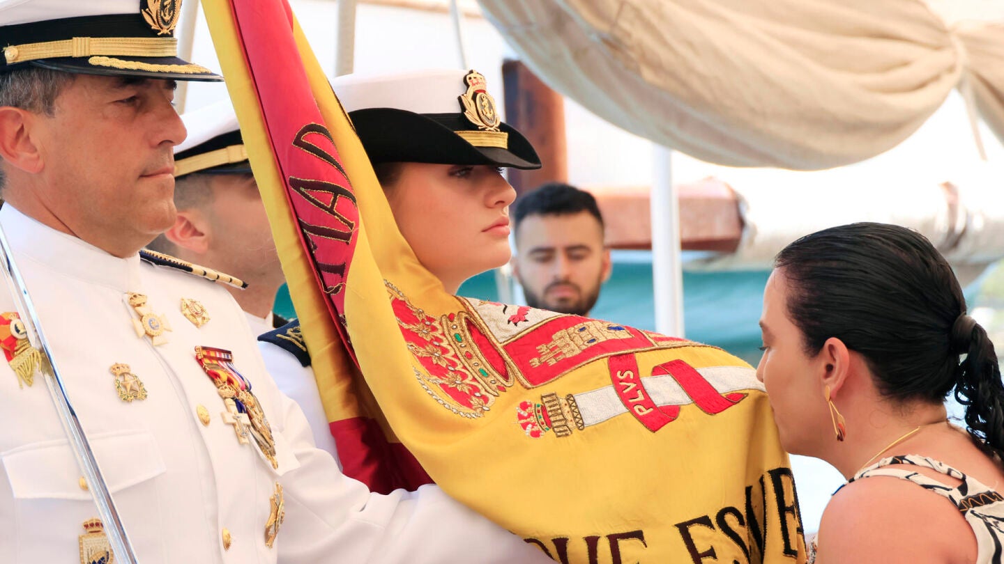 La princesa Leonor porta la bandera nacional de Espa&ntilde;a durante el acto de jura de bandera abordo del buque escuela de la Armada espa&ntilde;ola Juan Sebasti&aacute;n Elcano que visita el puerto de Cartagena (Colombia).