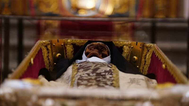 Cuerpo de Santa Teresa de Jesús expuesto en una urna en la Basílica de la Anunciación de Nuestra Señora del Carmen en Alba de Tormes (Salamanca)