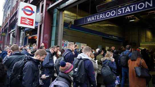 Aglomeración en una estación del metro de Londres Aglomeración en una estación del metro de Londres