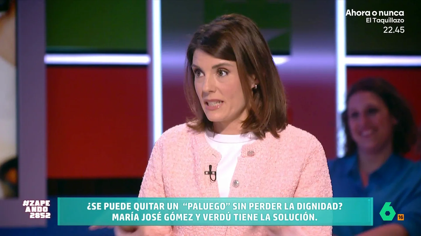 ¿Cómo podemos quitarnos un 'paluego' con glamur? Estos son los consejos de María José Gómez y Verdú La experta en protocolo indica que nunca se debe hacer mientras estamos en la mesa. Además, María José expone que esto incluye, por ejemplo, pasarnos la lengua por la boca para buscar ese resto de alimento.