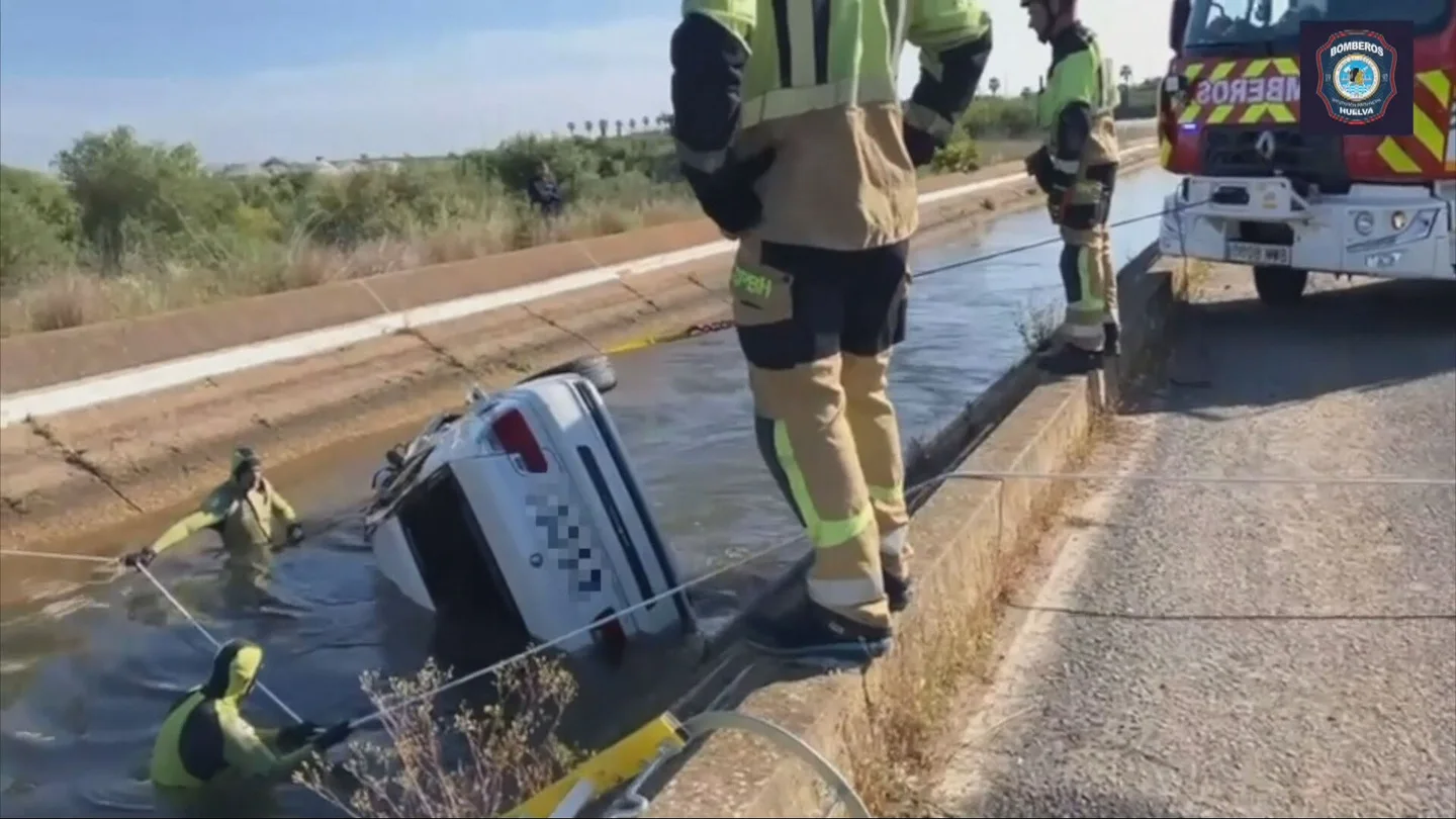 Tres jóvenes mueren ahogados tras caer su coche a un canal en Cartaya Tres jóvenes mueren ahogados tras caer su coche a un canal en Cartaya