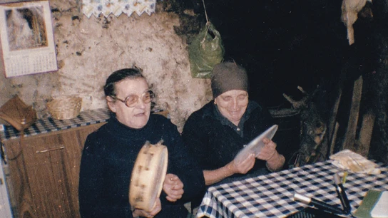 Las 'cantareiras' Adolfina y Rosa Casás en Vila da Igrexa (Cerceda) retratadas por Dorothé Schubarth Las 'cantareiras' Adolfina y Rosa Casás en Vila da Igrexa (Cerceda) retratadas por Dorothé Schubarth