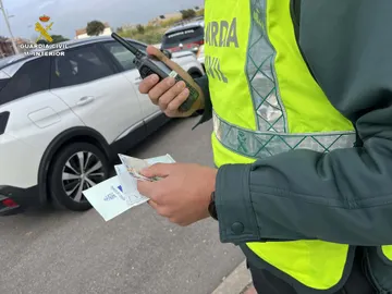 Agente de la Guardia Civil en un control de carretera. Agente de la Guardia Civil en un control de carretera.