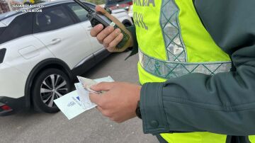 Agente de la Guardia Civil en un control de carretera.