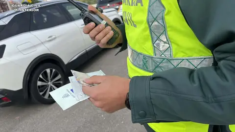Agente de la Guardia Civil en un control de carretera. Agente de la Guardia Civil en un control de carretera.