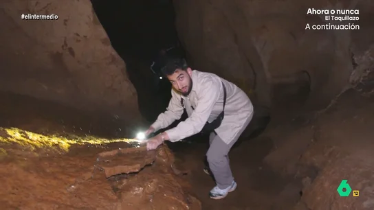 Isma Juárez 'explora' una cueva de Abenójar llena de murciélagos: "Me voy ya, estoy cagado vivo" El reportero ha acompañado a Jesús, un vecino del pueblo, hasta la cueva de los muñecos. Pero, el miedo que siente Juárez hacia ciertos animales ha provocado que el paseo no sea precisamente placentero.