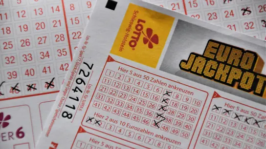 Una papeleta de Eurojackpot junto a participaciones en otros sorteos de lotería Una papeleta de Eurojackpot junto a participaciones en otros sorteos de lotería