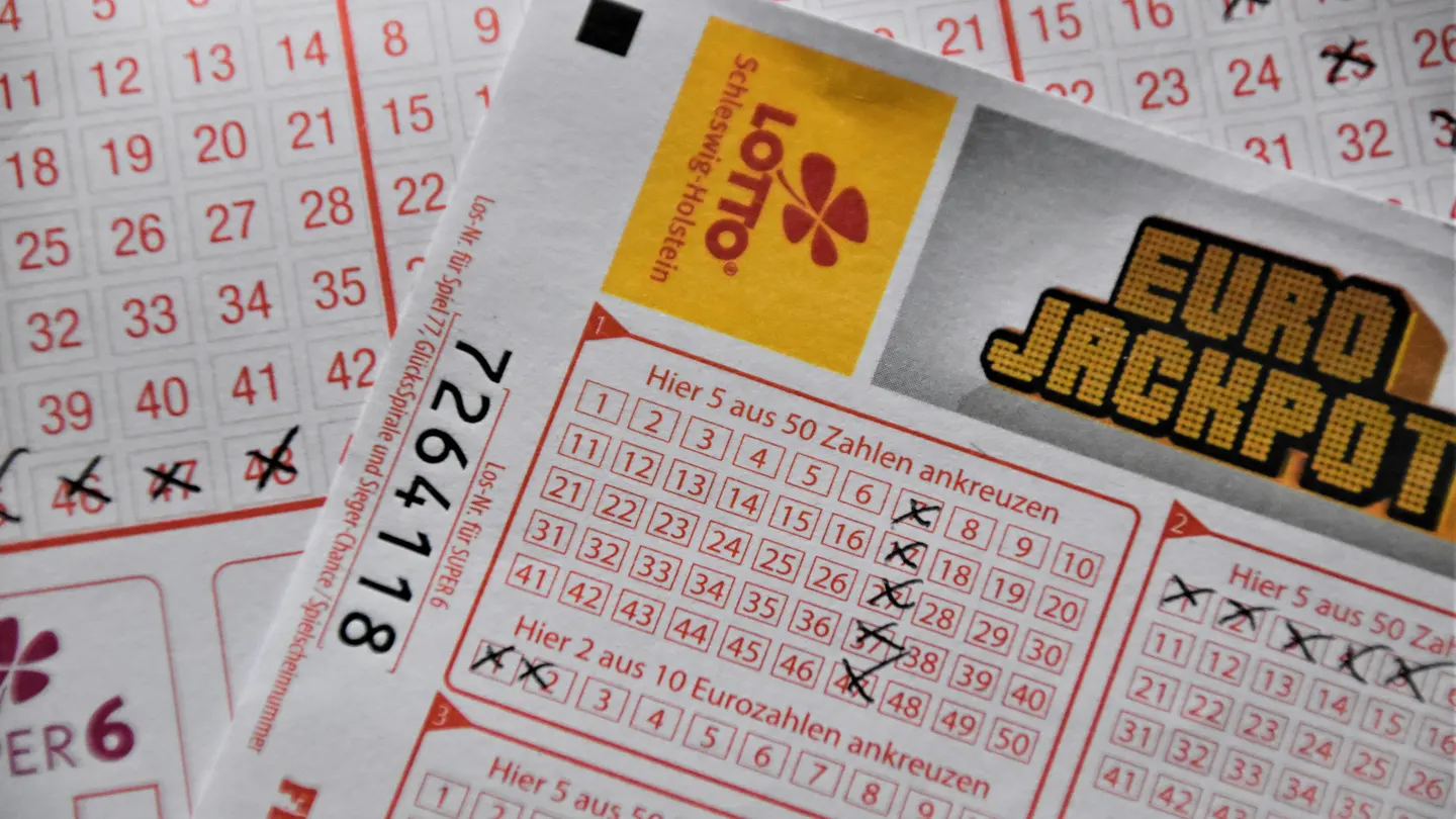 Una papeleta de Eurojackpot junto a participaciones en otros sorteos de lotería Una papeleta de Eurojackpot junto a participaciones en otros sorteos de lotería