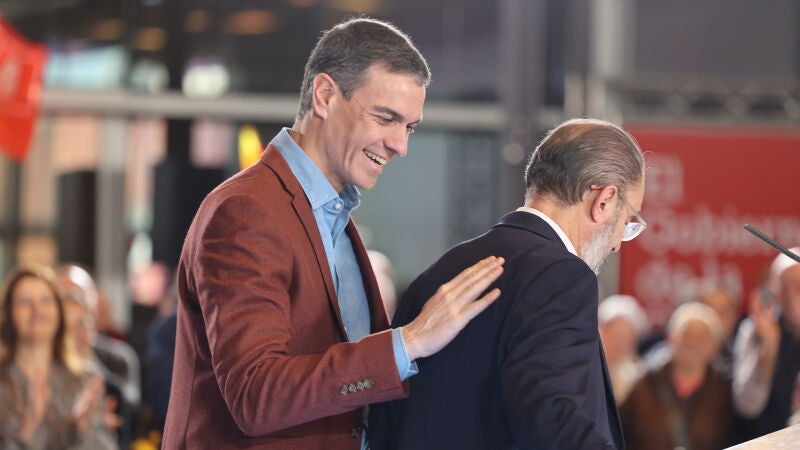 El presidente del Gobierno, Pedro Sánchez, junto al entonces presidente de Aragón, Javier Lambán (Archivo)