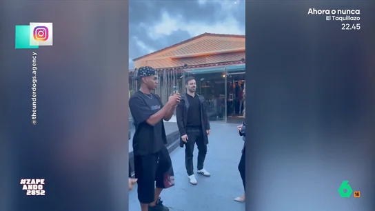 Unas turistas piden a Lamine Yamal que les haga una foto Dani Mateo y Quique Peinado analizan este vídeo el curioso momento en el que un grupo de turistas piden a Lamine Yamal que les haga una foto, sin saber que se trata del crack del Barça.