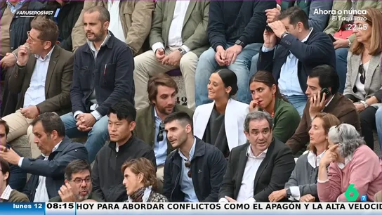 Victoria Federica y Borja Moreno, inseparables en los toros: "Entrelazaban sus manos, pero él estaba pendiente del móvil" Victoria Federica y Borja Moreno, inseparables en los toros: "Entrelazaban sus manos, pero él estaba pendiente del móvil"